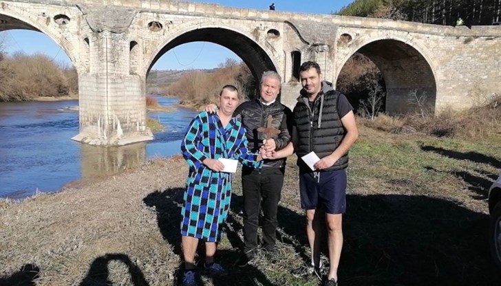 Михаил Филипов и Явор Парушев от Русе успяха да хванат кръста в река Янтра
