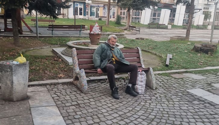 Мъжът спи по пейките след като е преписал жилището си на децата си