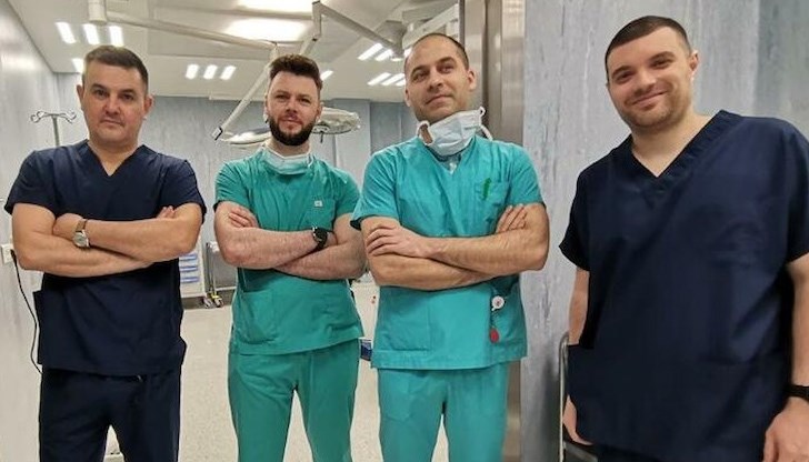 Мултидисциплинарният екип е съставен от кардиохирурзи и коремни хирурзи Мултидисциплинарният екип е съставен от кардиохирурзи и коремни хирурзи