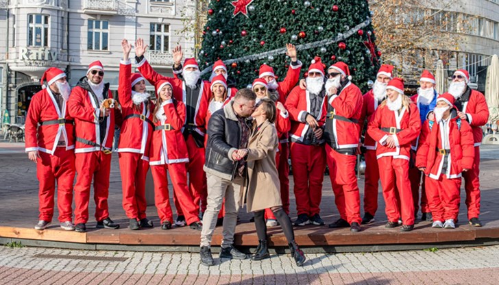 По Коледа приятелят на Катрин Тасева ѝ предложи брак в центъра на Пловдив, в присъствието на техни познати, облечени като Дядо Коледа