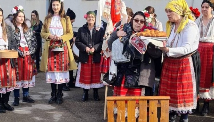 Тържествата бяха съпроводени с много музика и настроение, като по традиция бе пресъздаден и обичаят по измиване ръцете на бабата