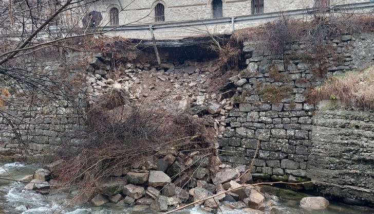 Пътят между селата Орешак и Черни Осъм е пропаднал през изминалата нощ