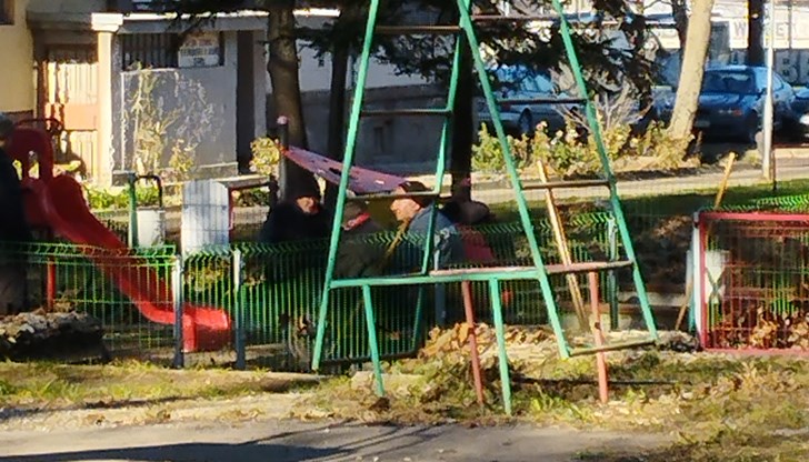 Работниците са седнали на сладка приказка за няколко часа