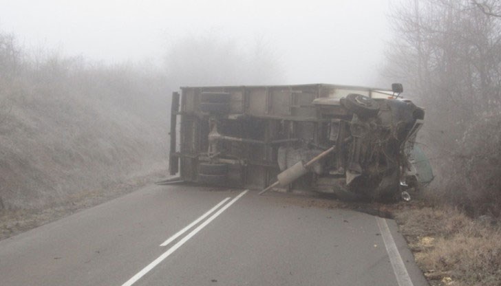 Карайте внимателно: Има гъста мъгла и заледен асфалт в пътния участък