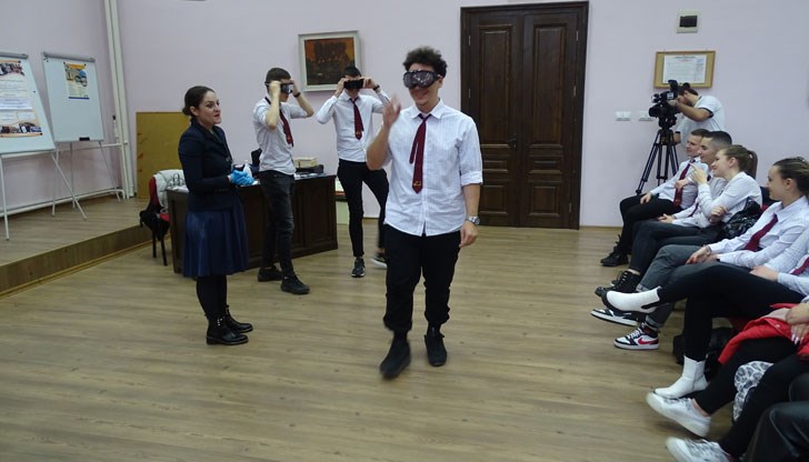 Пътнотранспортните нарушения и престъпления бяха разяснени на дванадесетокласници от АЕГ „Гео Милев“ в Русе