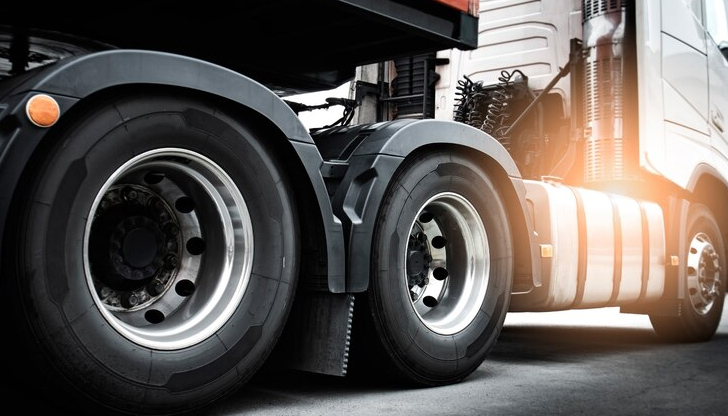 Камионът е нанесъл множество щети по паркирани коли и е