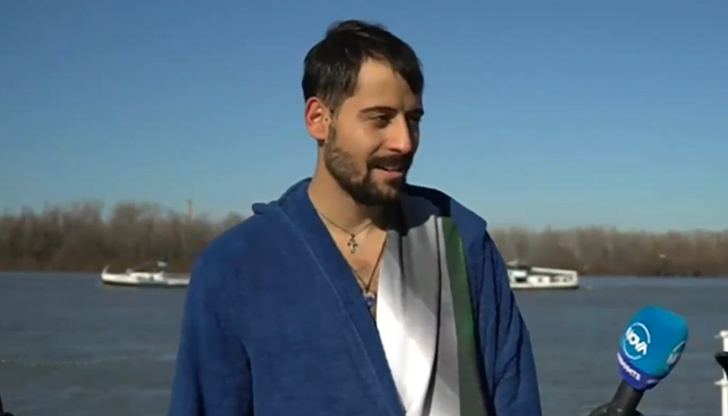 11 души скочиха за кръста в река Дунав при 4