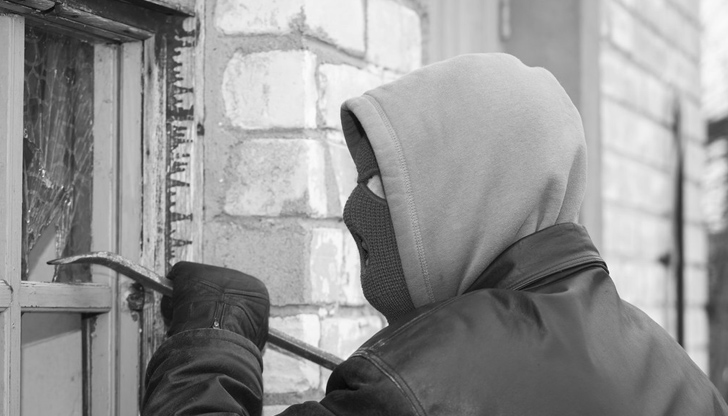 Крадецът е задигнал вещи като: тонколона, лаптоп, поялник за тръби