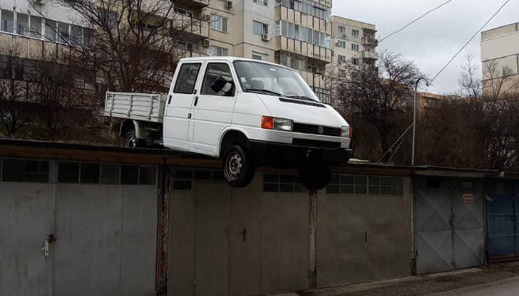 Автомобил се озова върху гараж във Велико ТърновоСнимки от атрактивното