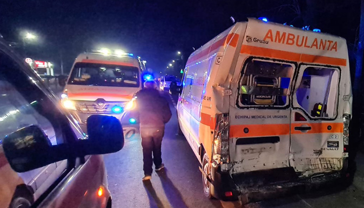 Шофьор на камион блъсна линейка в Румъния, като при тежкия
