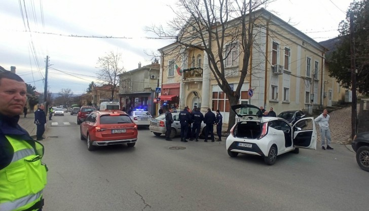 Полицаят е разбил с ръка стъклото, за да извадят мъжа