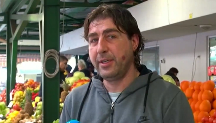 Две трети от доматите на щанда на Владимир Василев са