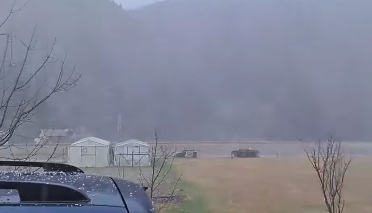 Хората са изумени от нетипичното за януари времеГръмотевична буря се