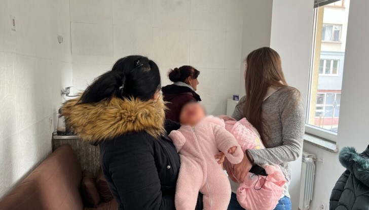 Разменените бебета вече са при биологичните си родителиРазменените бебета в