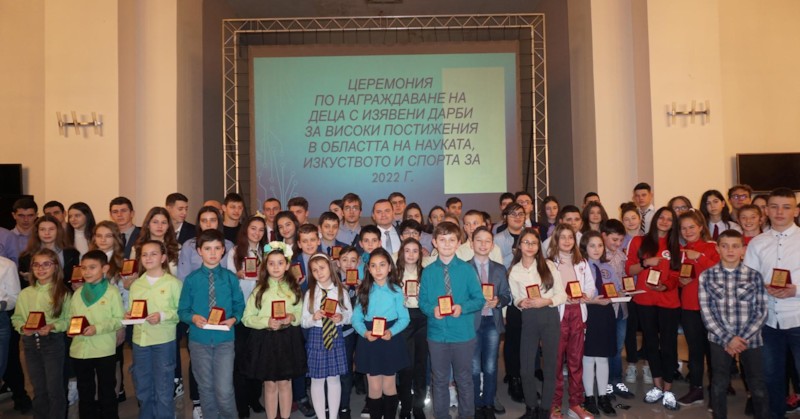 Освен парични премии, децата получиха официални грамоти от кмета Пенчо