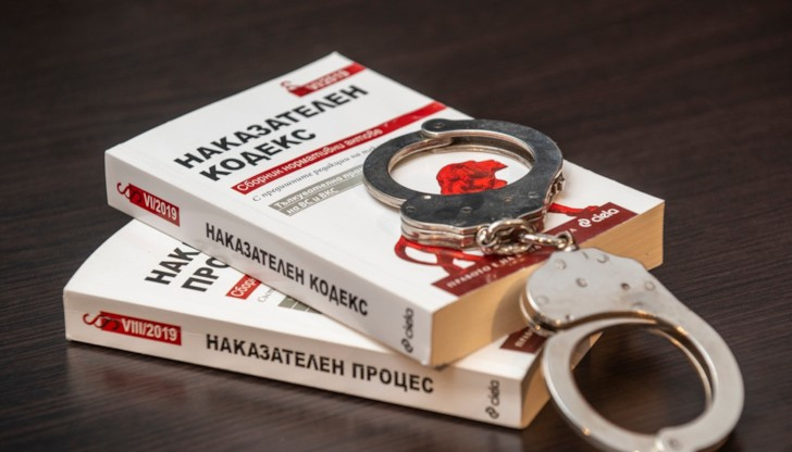 С постановление на наблюдаващ прокурор обвиняемият е задържан за срок