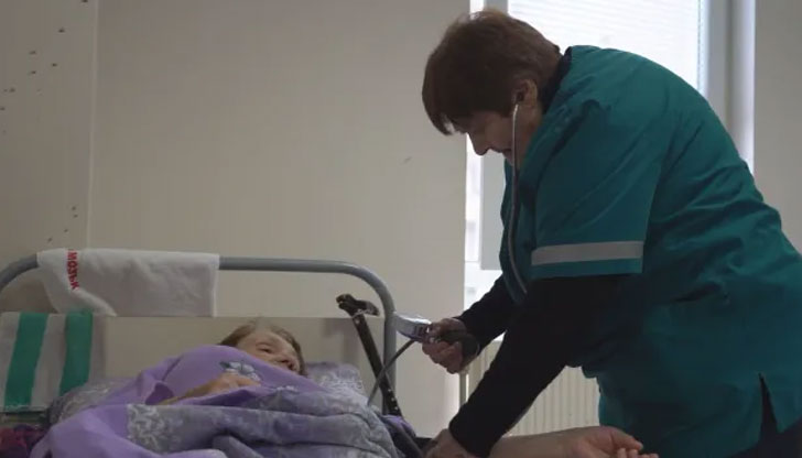 Майката на момчето е починала преди две годиниЛекарка на 86