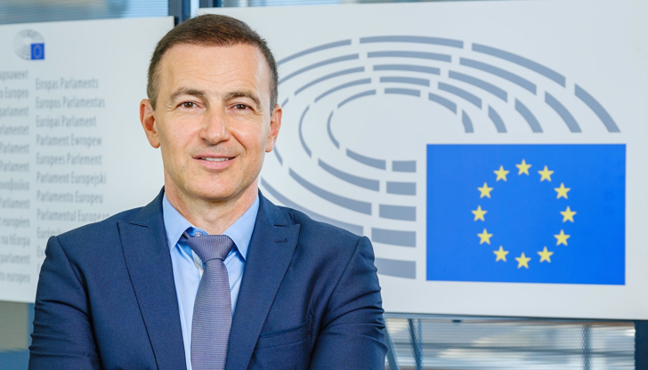 Евродепутатът от ГЕРБ / ЕНП припомни, че историческата комисия не