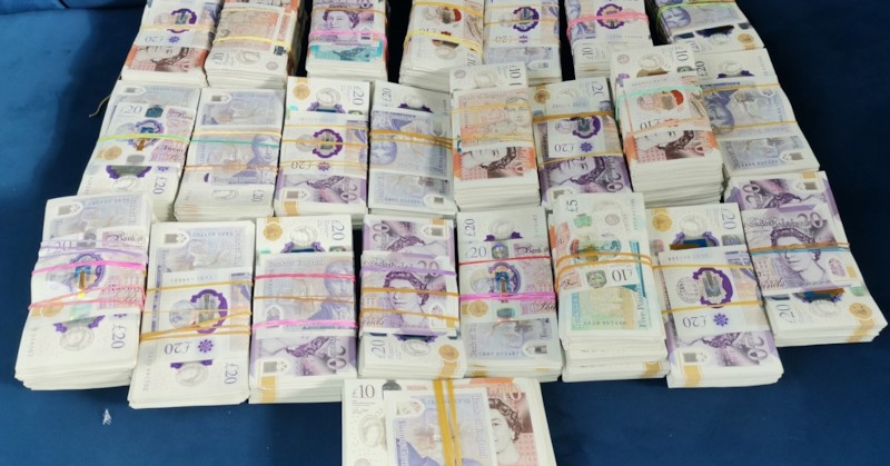 Парите са открити при три проверки на превозни средства в