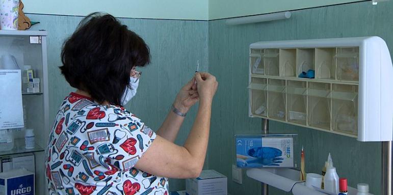 Симптомите са силна отпадналост, главоболие, температура над 37,5 С, болки