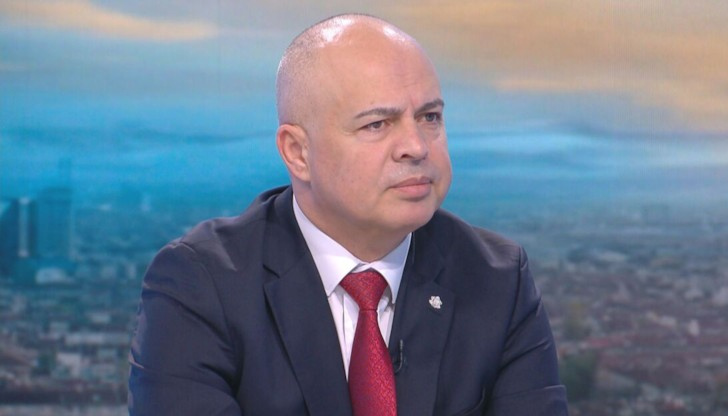 По думите на Свиленски, президентът е нарушил нормите и създава