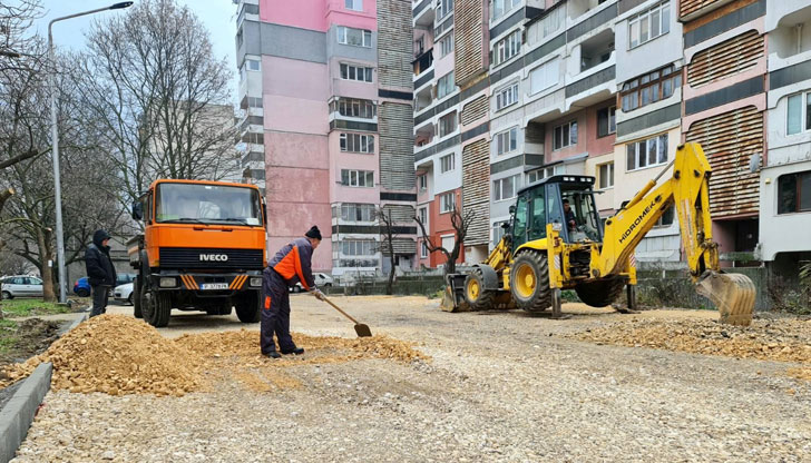 Стартира полагането на нова асфалтова настилка на паркинга до бл.
