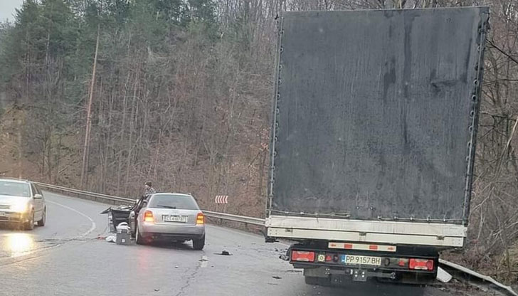 Пътната настилка е заледенаЛек автомобил и камион катастрофираха на Прохода