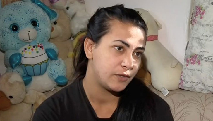 Двама мъже охраняват Севда, комшии казват, че не са я