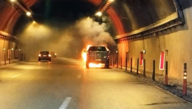 По първоначални данни колата се е самозапалилаАвтомобил се запали в