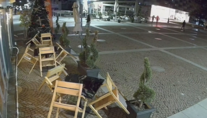 Младежите се бият през цялата пешеходна улица в центъра на