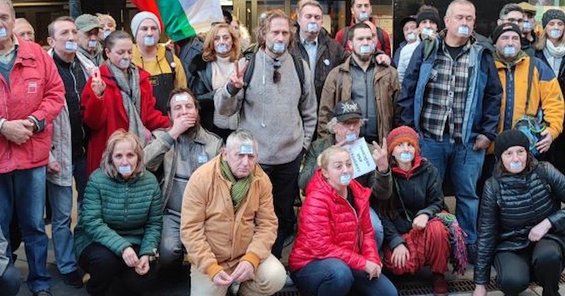 Те се обявиха срещу цензурата във Facebook пред централата на