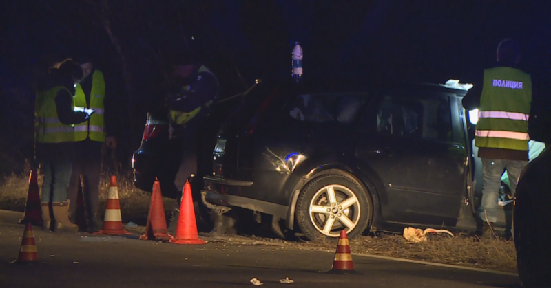 Двата автомобила се блъскат челно, при което излитат от пътяДвама