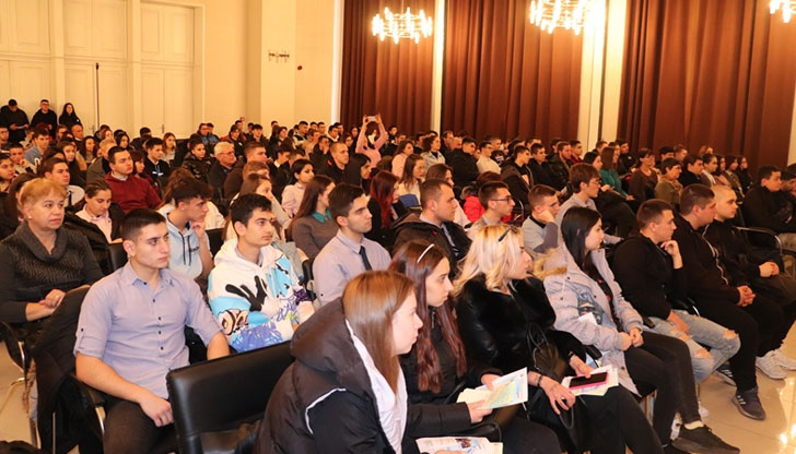 Курсантите, избрали да се обучават във ВВМУ, получават безплатно обучение,