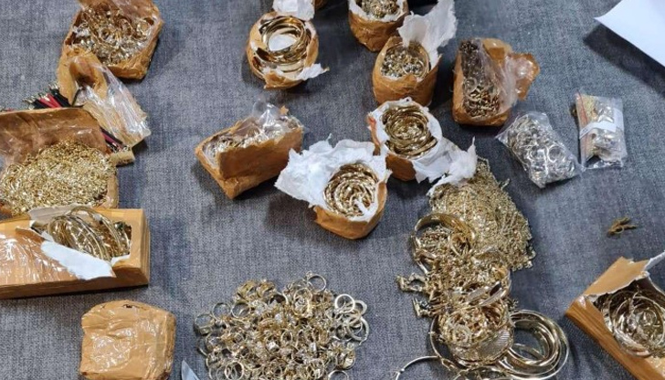 Пакетите с бижута са били скрити в двигателния отсек на