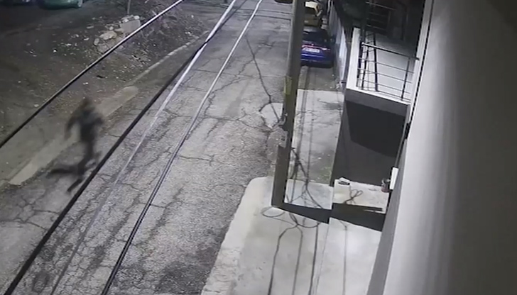 Мъжът се опитал да задържи апаша, но той побягналМъж от