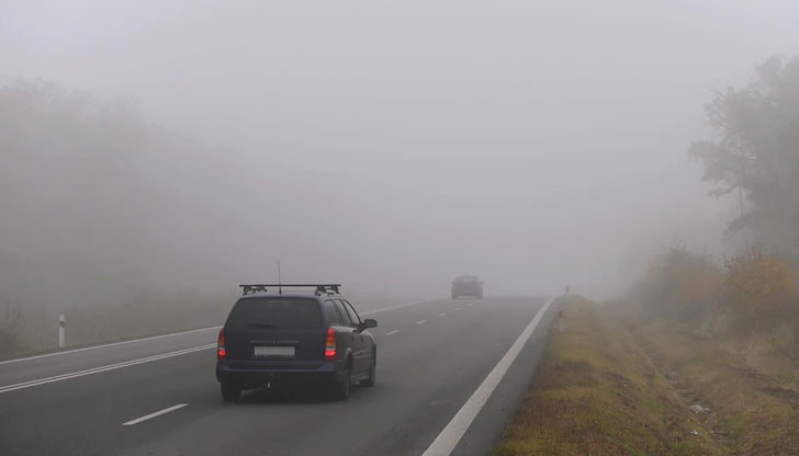 Видимостта е ограничена до 100 метраМъгла затруднява видимостта в района