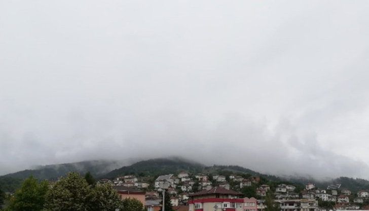 Придошлите води на река Арда са залели моста при село