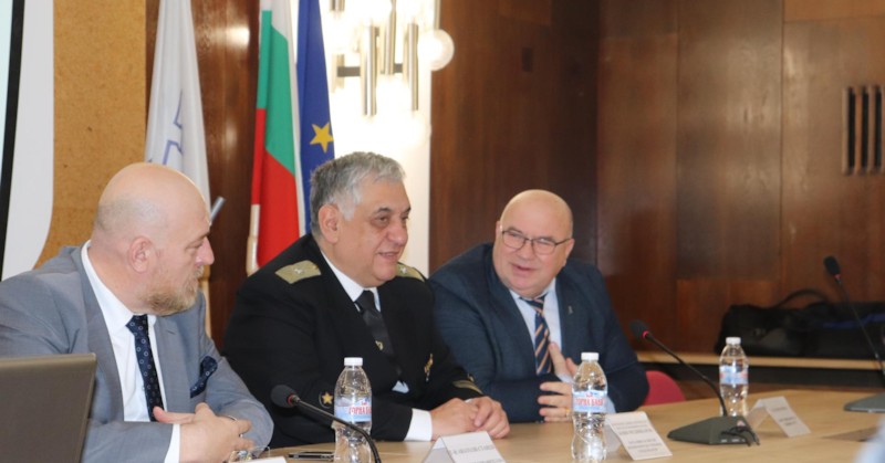 Флотилен адмирал Медникаров представи визията за развитие на учебната програмаРекторът