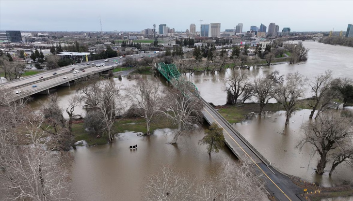 Бурите причиниха смъртта на поне 17 души от началото на