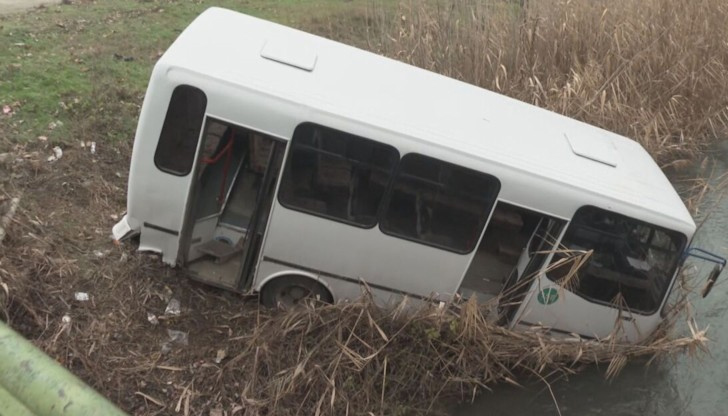Една жена е била откарана за преглед в болницаПътническиавтобус падна
