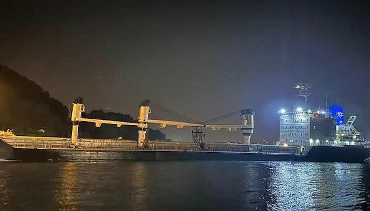 В момента текат спасителни дейностиПлаващ от Украйнатоваренкораб е заседнал в