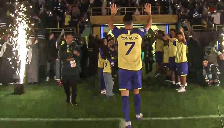 Пълен стадион посрещна звездата на представянето му в РиядАл Насър