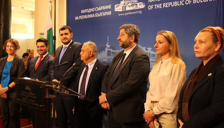 “Демократична България“ разкри, че част от дарителите ѝ за предизборни