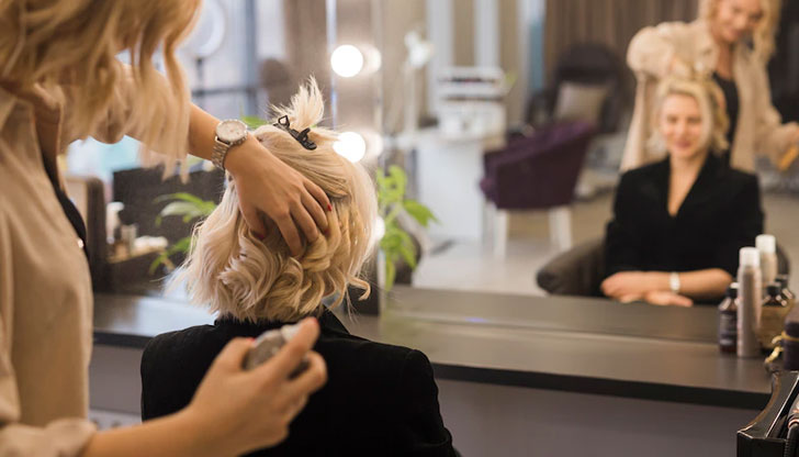 Твърди се, че има забрана момичетата да работят в търговските