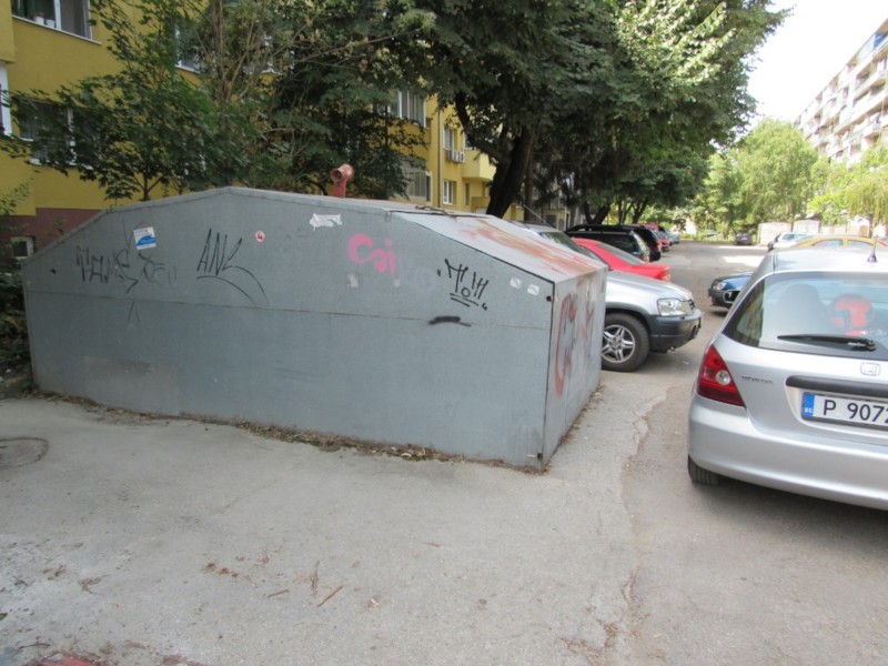 Асфалтирането на малките улички и паркинги не бе правено от