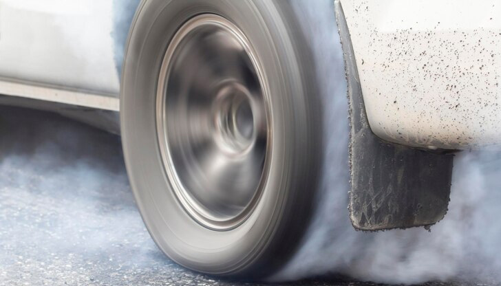 Жената е повлечена от задницата на превозното средство, докато слизалаПри