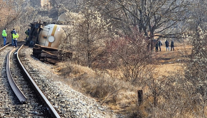 Изпратени са два 50-тонни крана с вагон с материали, инструменти