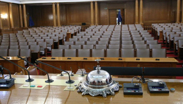 Проекти лежат месеци и дори година, докато се стигне до