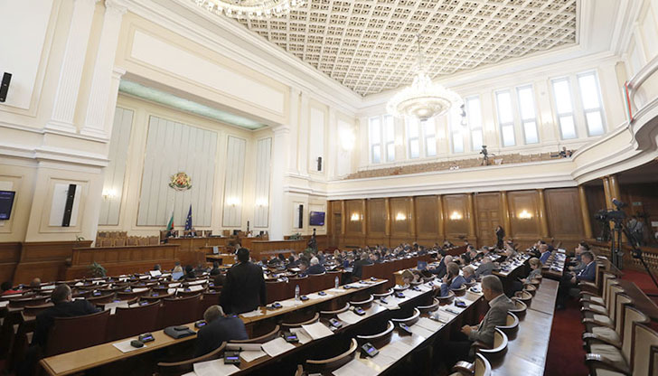Народните представители дълго буксуваха по дневния ред и първо се