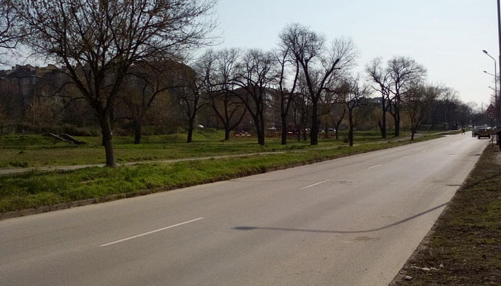 Най-близката спирка е на 2 километра, липсват тротоари, няма поддържане